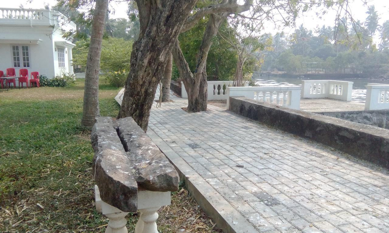 Muziris Harbour View Hotel Kochi Exterior photo